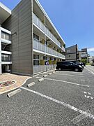 広々とした駐車スペース。ハイルーフ車ＯＫ。