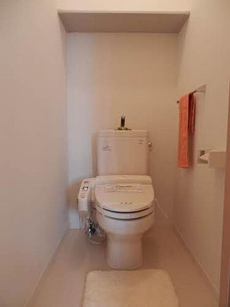 画像7:温水洗浄便座付トイレです。上部に収納棚があります。