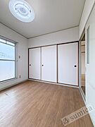 内装は落ち着いています。おおきな窓で明るさを演出。
