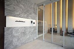 エントランスホールも高級感を漂わせます。入居者様はスマートロックでの開錠になります。
