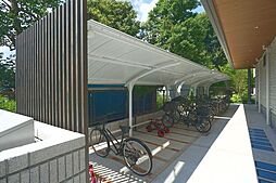 屋根付サイクルポートです。降雨時も濡れずにサブエントランスから建物に入れます。