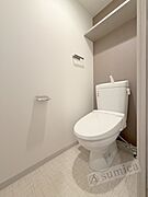 人気アイテムの温水洗浄便座。清潔感のあるトイレです。