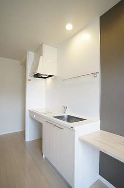画像6:■キッチン■白を基調としたシンプルなキッチンです。ＩＨクッキングヒーターを採用しています。一番奥のスペースは冷蔵庫置場としてお使いください♪