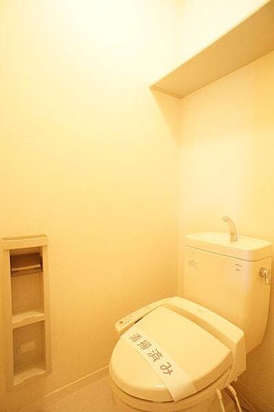 画像10:【トイレ】洗浄機能付暖房便座です！上部には空間を利用しトイレットペーパー等をストックできる棚が付いています♪