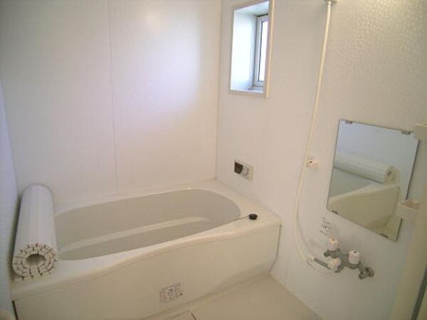 その他画像：【浴室】浴室には小窓付き♪　お風呂はあったか追焚給湯付です☆