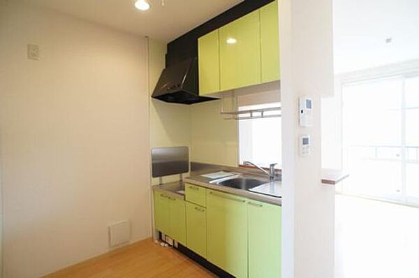 画像9:ライトグリーンが鮮やかな対面式キッチンです♪