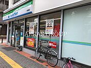 ファミリーマート 六義園店 166m