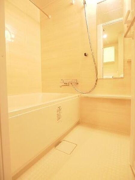 画像12:大理石調パネルの浴室です。浴室乾燥暖房機付き。洗濯物を乾燥させたり、夏場の身体の火照りを防いだり、冬場の予備暖房でヒートショック対策、換気でカビ予防など大活躍。ランドリーパイプも便利です。