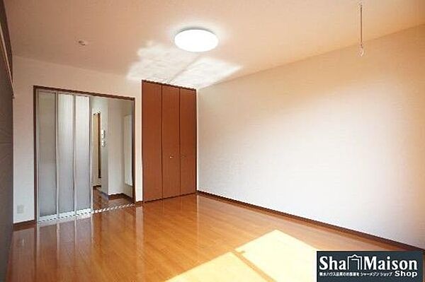 画像5:■洋室■ＬＥＤシーリングライトを備えた洋室は明るく、シーンに合わせて光の強さを変更することができます。ライトはリモコン付きです。