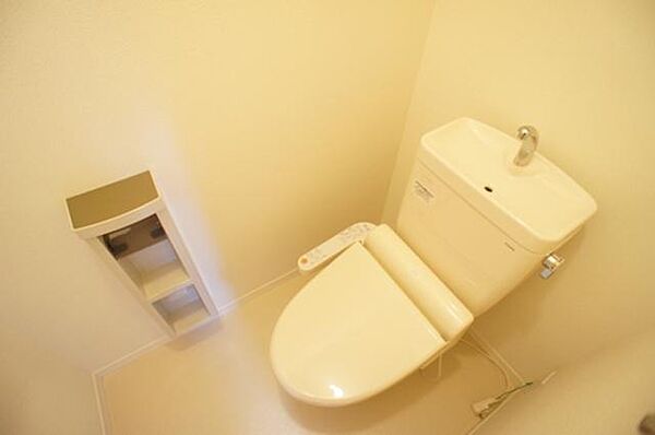 画像15:【トイレ】温水洗浄暖房便座付き☆冬でも暖かいですよ♪上部に収納スペースもあるので、清掃用品など置けますよ♪♪