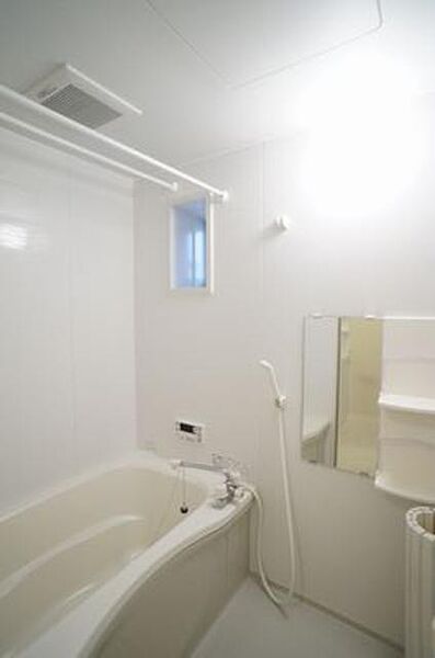 画像10:■浴室■1日の疲れを取るお風呂は白を基調とした清潔感ある浴室。沸かし直しができて経済的な追焚機能付き☆