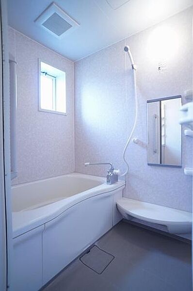 画像9:換気と採光を考慮した小窓があって明るく清潔感あるバスルームは、沸かし直しができる追焚給湯機能付き♪