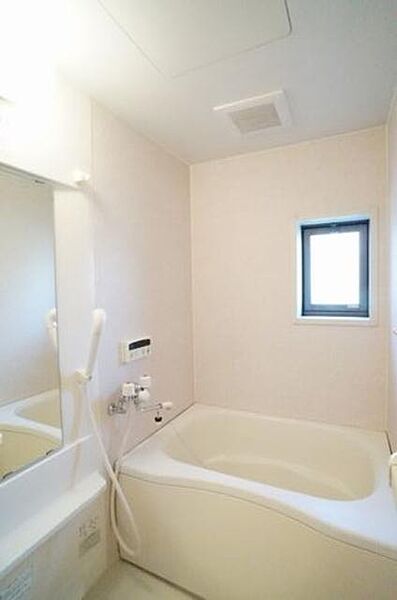 画像10:◆浴室◇換気と採光を考慮した小窓があって明るく清潔感あるバスルームは、沸かし直しができて経済的な追焚給湯機能付き♪