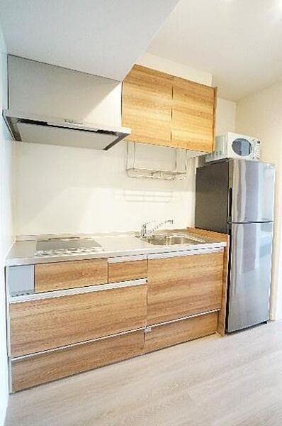 画像7:■キッチン■　2口ＩＨコンロのビルドインキッチン。オールスライド式収納が付いてとても機能的。225Ｌ2ドア冷蔵庫・電子レンジ付き♪