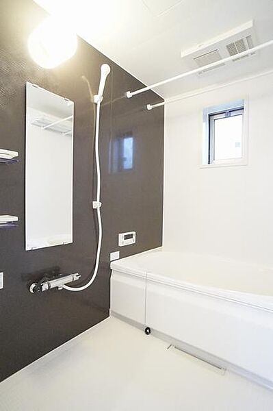 画像9:アクセント壁がオシャレな清潔感ある浴室です！追焚機能付きなので、ボタン1つで焚きたてのような温かいお風呂に入れます◎物干しがあるため、雨の日の洗濯にも便利☆ここで1日の疲れを癒して下さい♪