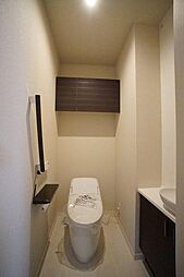 【トイレ】温水洗浄機能付き。収納棚付き・手洗い付き