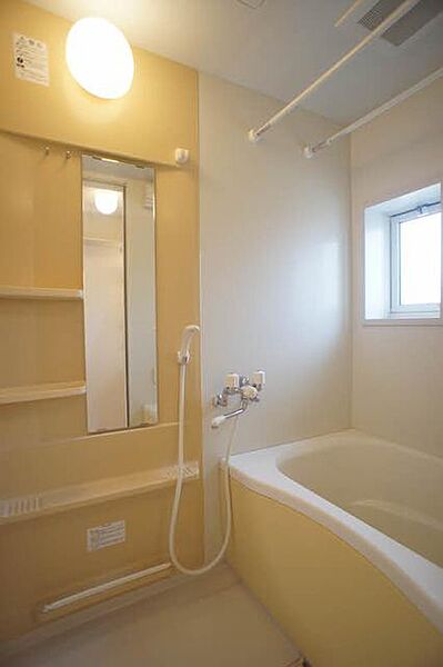 画像10:追焚き機能付きの浴室です！！換気用に小窓が付いております！！