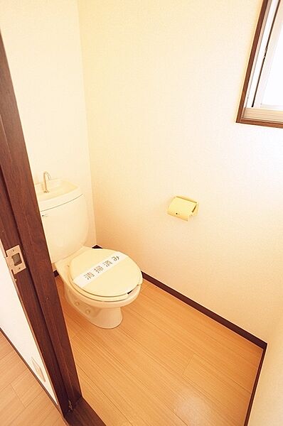 画像11:トイレには換気用の窓もあります。