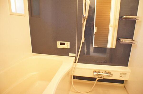 画像11:■浴室■1日の疲れを取るお風呂は壁の一面だけ色を変えてアクセントを付けています。沸かし直しができて経済的な追焚機能付☆温度調節可能なサーモスタッド水栓♪シャワーとカランの切替も楽ちんです☆