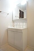 大きな鏡付きで収納豊富な独立洗面台設置済みです♪