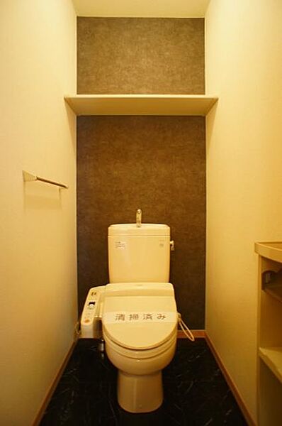 画像9:【トイレ】シャワートイレ完備★上部には棚があり、小物が置けます★