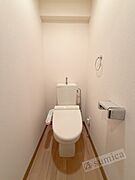人気アイテムの温水洗浄便座。清潔感のあるトイレです。