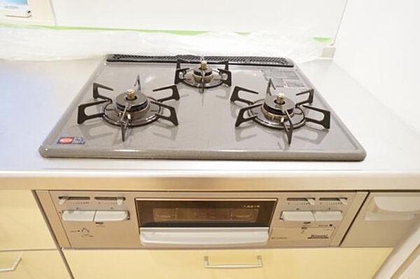 画像7:キッチンには3口のガスコンロが付いています！お料理の効率もＵＰ。