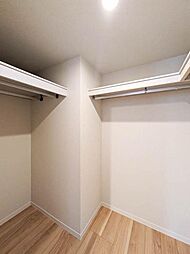 【ＷＩＣ】5．5帖の洋室ないＷＩＣです。3方向にパイプハンガー、枕棚がありますので多くの荷物が収納できます。