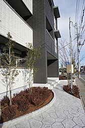 玄関前の植栽は季節の移り変わりを感じられます♪美しい配置も魅力的☆