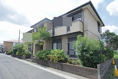 外観：軽量鉄骨造2階建て。全居室角部屋です。