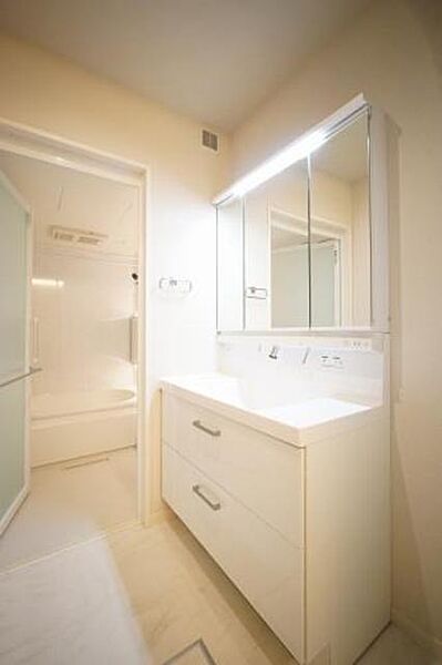 画像14:三面鏡付の洗面化粧台です。右側が洗濯機スペースとなります。