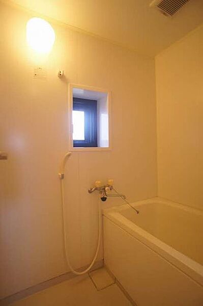 画像9:追い焚き機能付きの浴室です！！換気用に小窓がついております！！