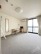 内装は白を基調として建具とがグッと映えて...