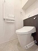 人気アイテムの温水洗浄便座。清潔感のあるトイレです。