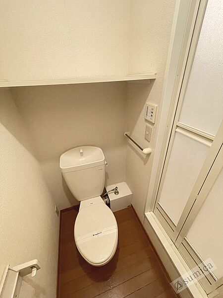 画像21:人気アイテムの温水洗浄便座。清潔感のあるトイレです。