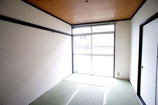 画像4:隣接するもう1つの和室です。壁には便利な可動式のフックがあり、洋服をかけたり絵を飾ることもできます。