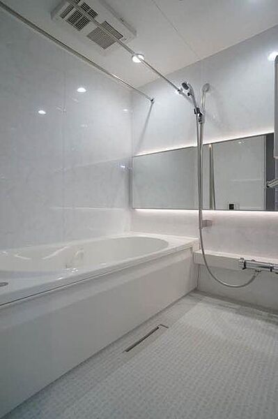 画像13:【浴室】浴室暖房乾燥機やスライド式のシャワーバー、オシャレな照明付きのミラーなど人気の設備が標準搭載されたユニットバスです。