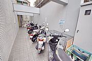 ～駐車場はございませんが自転車などはこちらですっ～