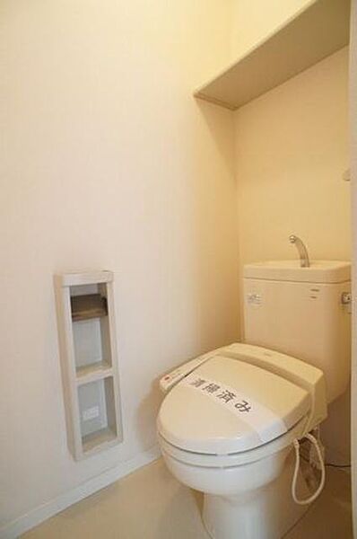 画像12:暖房洗浄便座機能付きトイレです♪上部には収納棚を設置