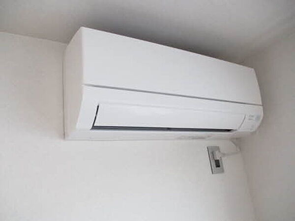 画像14:室内を快適な温度に保つエアコン