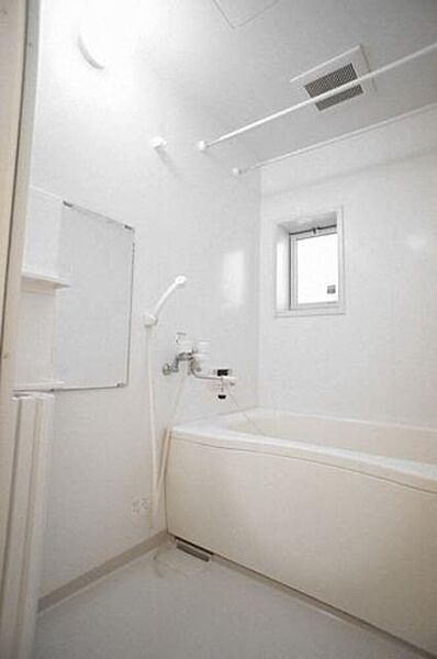 画像11:○清潔感のある浴室○　疲れを癒すお風呂タイムはやっぱり清潔感のある空間で♪24時間換気システムと物干し竿が付いてます。