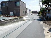 西側前面道路を北から撮影。