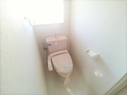 トイレにも窓があって換気がしやすいですよ。