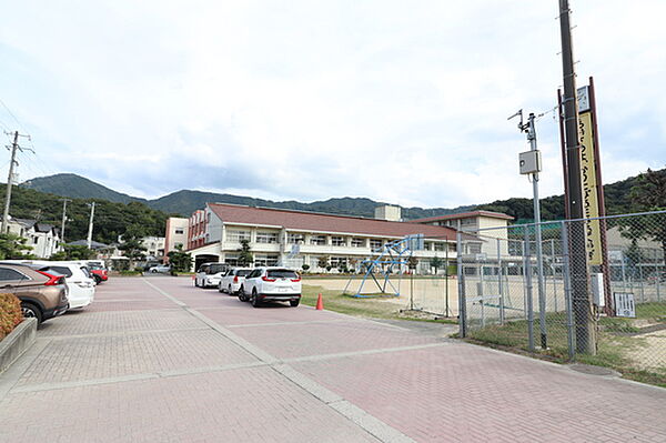 画像18:中学校「広島市立矢野中学校まで1432ｍ」