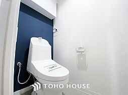 [トイレ] 「TOTO製の温水洗浄便座付きトイレ」リフォームされたトイレは、快適な温水洗浄便座付です。清潔感のあるホワイトで統一しました。いつも清潔な空間であって頂けるよう配慮された造りです。