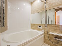 [風呂] モダンデザインの空間が気持ちよさを高めてくれるバスルーム。