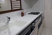 【キッチン】リビング内全体を見渡せ・手元を隠せるステップ対面式キッチンを採用。家事をしながらリビングで遊ぶ子供達を見守れますね。トクラスのベリーを標準仕様。　
