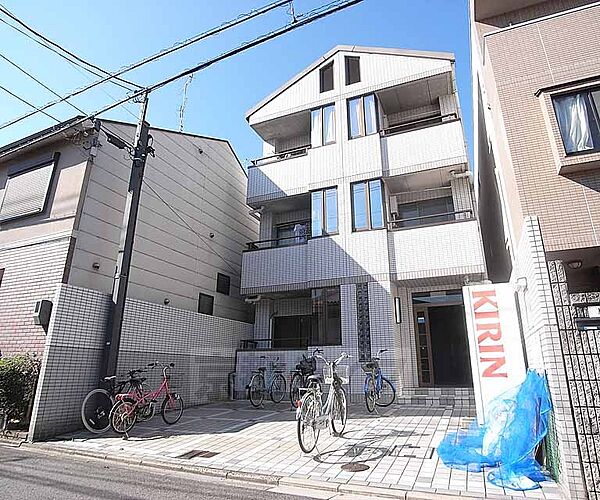 画像2:閑静な住宅街に建っております。