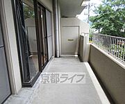 幅員の広いバルコニーです