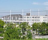 洛水中学校まで1700m 活気のある中学校です。